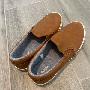 Cat and Jack brand new shoes, big boy size 5. In excellent condition!